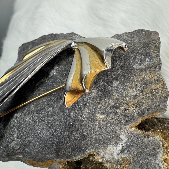 Vintage Silver Tone Abstract Sash Brooch - Picture 4 of 6